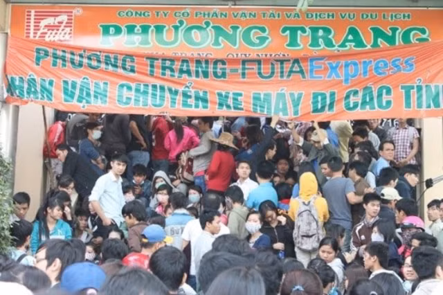 Rất nhiều người đến từ rất sớm để chờ mua vé của hãng xe Phương Trang (ảnh Một thế giới). Rất nhiều người đến từ rất sớm để chờ mua vé của hãng xe Phương Trang (ảnh Một thế giới).