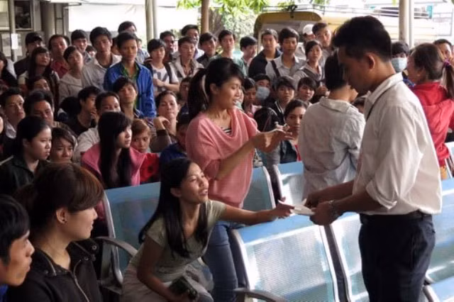 Những người may mắn được phát phiếu thứ tự (ảnh Thanh Niên). Những người may mắn được phát phiếu thứ tự (ảnh Thanh Niên).