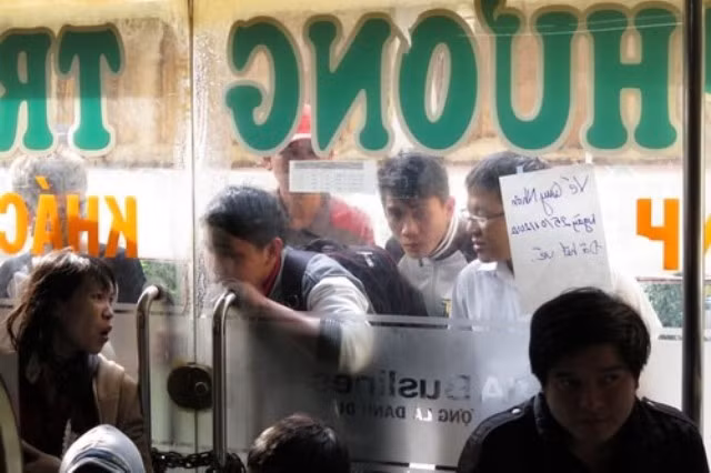 Không được phát phiếu, một số hành khách vẫn chưa chịu về mà đứng ngoài nhìn vào vẻ tiếc nuối. Không được phát phiếu, một số hành khách vẫn chưa chịu về mà đứng ngoài nhìn vào vẻ tiếc nuối.
