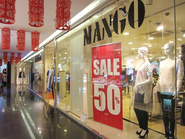 Kinh tế khó khăn, sức mua giảm dù cho các giảm giá 50% TTTM Parkson Thái Hà vẫn hiếm có khách ghé thăm (ảnh ĐTCK) Kinh tế khó khăn, sức mua giảm dù cho các giảm giá 50% TTTM Parkson Thái Hà vẫn hiếm có khách ghé thăm (ảnh ĐTCK)