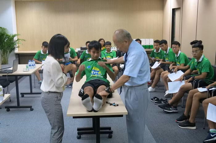 Thực hành ngay phương pháp trị liệu cơ xương khớp bằng dán băng y tế trên chính các học viên. Thực hành ngay phương pháp trị liệu cơ xương khớp bằng dán băng y tế trên chính các học viên.