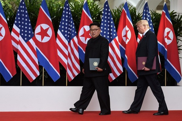 Nhà lãnh đạo Triều Tiên, Kim Jong-un (trái) và Tổng thống Mỹ, Donald Trump tại cuộc gặp thượng đỉnh đầu tiên ở Singapore (Ảnh: Reuters). Nhà lãnh đạo Triều Tiên, Kim Jong-un (trái) và Tổng thống Mỹ, Donald Trump tại cuộc gặp thượng đỉnh đầu tiên ở Singapore (Ảnh: Reuters).