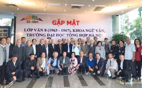 Tổng Bí thư, Chủ tịch nước Nguyễn Phú Trọng chụp ảnh lưu niệm tại buổi gặp mặt Lớp Văn 8 (1963-1967), Khoa Ngữ Văn, Trường Đại học Tổng hợp Hà Nội.