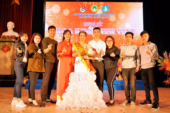 Nguyễn Đức Tân (đứng thứ 3 từ trái sang phải) tham gia Ban tổ chức chương trình Hoa khôi sinh viên của Đoàn thanh niên - Hội sinh viên trường Đại học Tân Trào tổ chức. Ảnh: NVCC