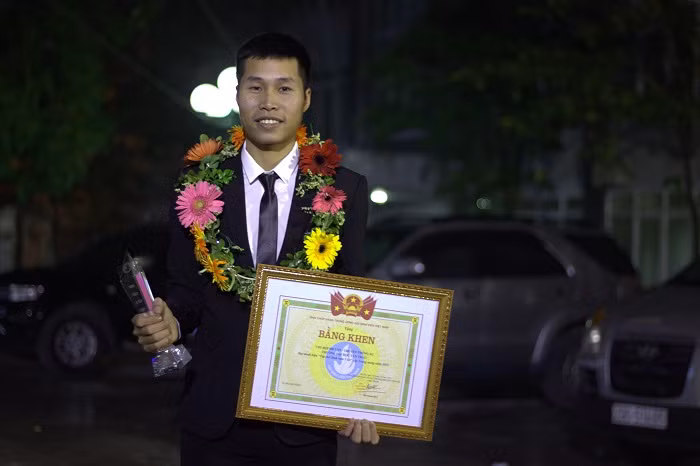 Nguyễn Đức Tân - Lớp trưởng lớp Đại học Văn - Truyền thông K2 vinh dự đại diện lớp xuống Hà Nội nhận Bằng khen Tập thể sinh viên 5 tốt cấp Trung ương, lớp Tân là 1 trong 11 tập thể tiêu biểu trong hơn 700 trường đại học tiêu biểu trong cả nước được. (Ảnh: Tiến Đỗ)
