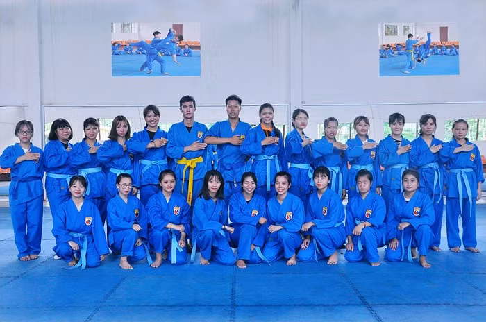 Nguyễn Đức Tân (đứng thứ 3 từ trái sang phải) tham gia dạy võ giao lưu với các bạn du học sinh ở Philippines. Ảnh: NVCC