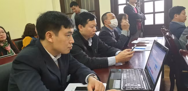 Các cán bộ, giáo viên dự tập huấn về dạy học trực tuyến (Ảnh: CTV)