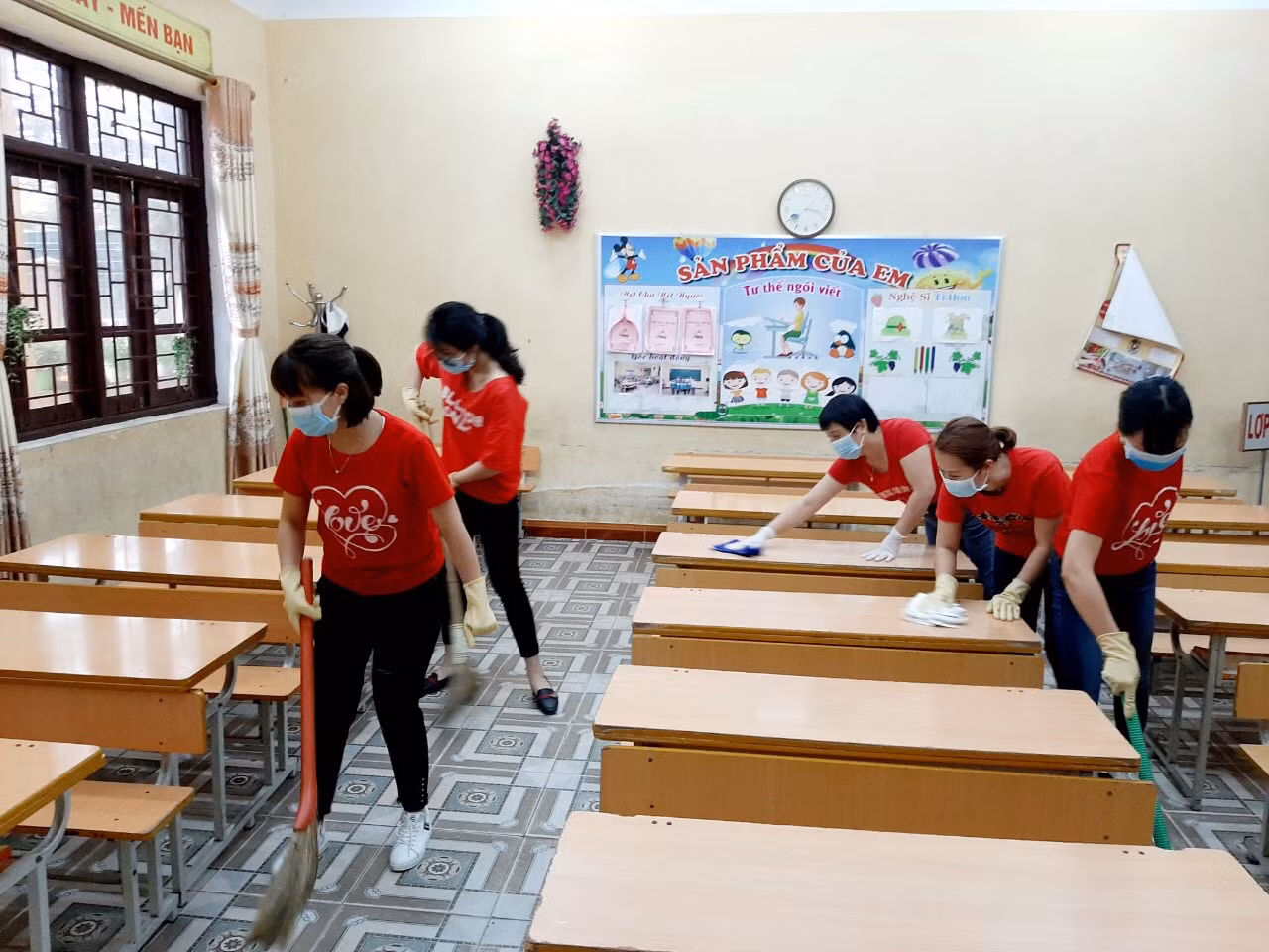 Các giáo viên thực hiện các biện pháp phòng, chống dịch Covid-19 (Ảnh: CTV)