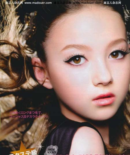Mackenzie Foy sinh năm 2000, so với 2 đàn chị kể trên, cô bé chỉ xếp vào hàng "em út". Tuy nhiên, Mackenzie đã có thâm niên 7 năm trong nghề người mẫu. Cô bé bắt đầu làm người mẫu cho các thương hiệu Garnet Hill, Polo Ralph Lauren và Guess Kids từ năm 4 tuổi.