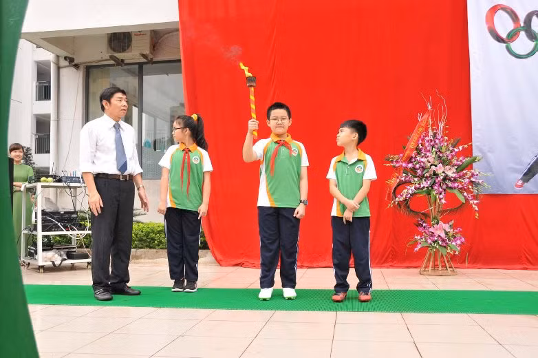 3 học sinh tiêu biểu cho tài năng và sự rèn luyện của Trường Ngôi Sao trong lễ rước đuốc.