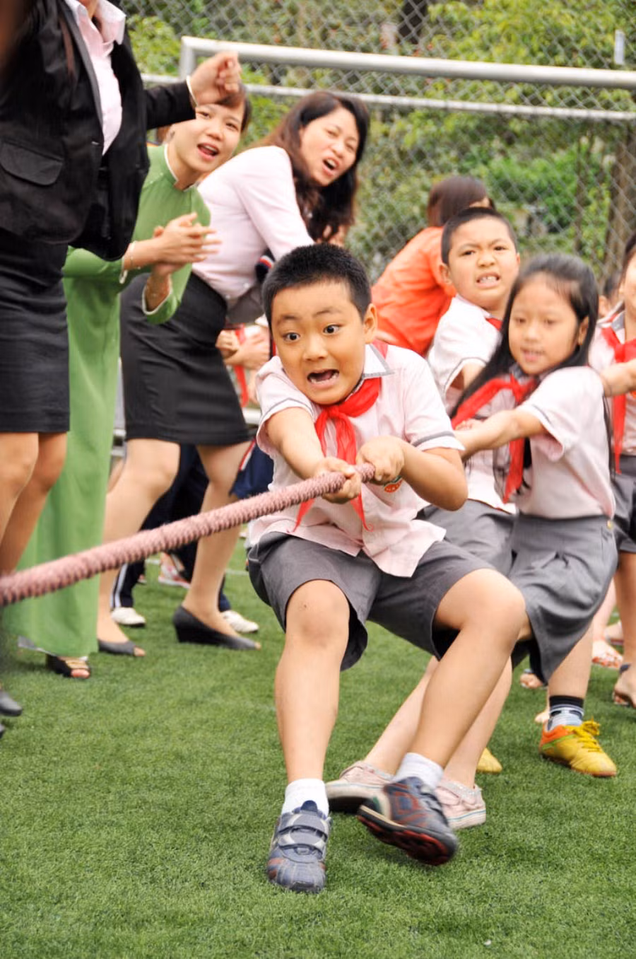 Học sinh Trường Ngôi Sao đồng sức, đồng lòng trong cuộc thi kéo co.