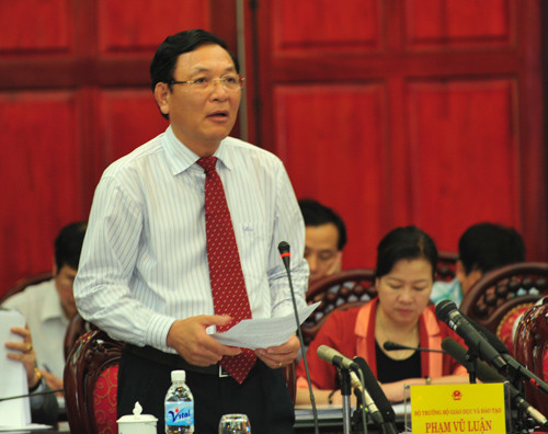 Bộ trưởng Phạm Vũ Luận trả lời ĐBQH.