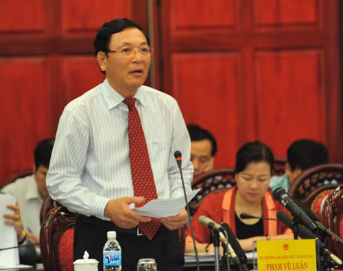 Bộ trưởng Phạm Vũ Luận trả lời ĐBQH. Bộ trưởng Phạm Vũ Luận trả lời ĐBQH.
