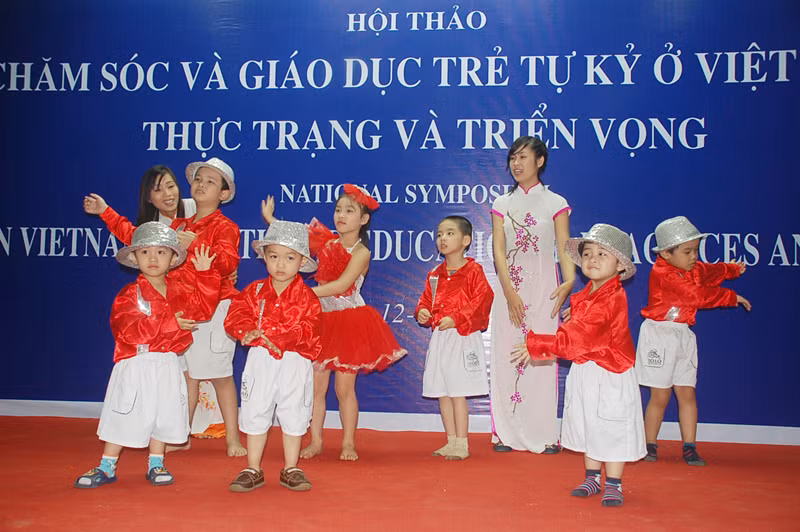 Văn nghệ giữa giáo viên và trẻ tự kỷ tại Trường chuyên biệt Ánh Sao. (Ảnh ĐCS)