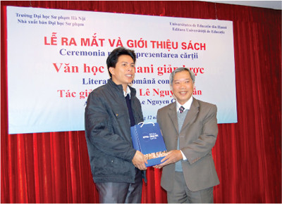 Ông Đinh Ngọc Bảo (phải) trong một hoạt động tặng sách của NXB ĐH Sư phạm. Ảnh: nxbđhsp Ông Đinh Ngọc Bảo (phải) trong một hoạt động tặng sách của NXB ĐH Sư phạm. Ảnh: nxbđhsp