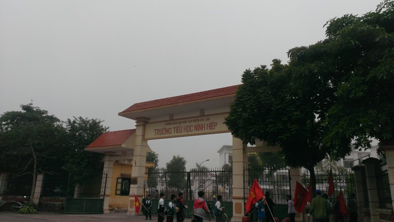 Trường tiểu học xã Ninh Hiệp nơi bậc phụ huynh, các em học sinh tụ tập phản đối xây dựng trung tâm thương mại. Ảnh Trần Việt.