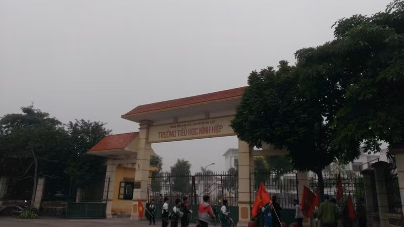 Trường tiểu học xã Ninh Hiệp nơi bậc phụ huynh, các em học sinh tụ tập phản đối xây dựng trung tâm thương mại. Ảnh Trần Việt. Trường tiểu học xã Ninh Hiệp nơi bậc phụ huynh, các em học sinh tụ tập phản đối xây dựng trung tâm thương mại. Ảnh Trần Việt.