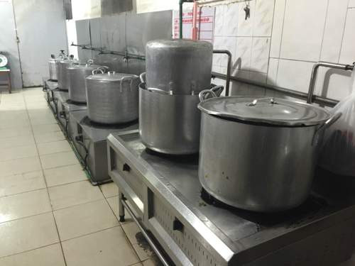 Khu vực bếp của Trường tiểu học Thành Công B theo giới thiệu là khu 1 cửa (đầu vào thực phẩm sống và đầu ra thực phẩm chín). Ảnh: Phan Thiên Khu vực bếp của Trường tiểu học Thành Công B theo giới thiệu là khu 1 cửa (đầu vào thực phẩm sống và đầu ra thực phẩm chín). Ảnh: Phan Thiên