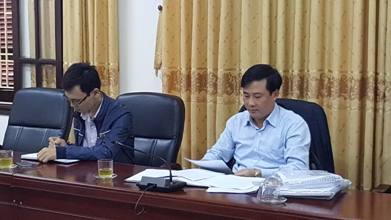 Ông Nguyễn Huy Hiển (áo trắng), Phó Ban Bồi thường, giải phóng mặt bằng (BT,GPMB) huyện Thanh Trì làm việc với phóng viên Báo điện tử Giáo dục Việt Nam. Ảnh: Hải Ninh Ông Nguyễn Huy Hiển (áo trắng), Phó Ban Bồi thường, giải phóng mặt bằng (BT,GPMB) huyện Thanh Trì làm việc với phóng viên Báo điện tử Giáo dục Việt Nam. Ảnh: Hải Ninh