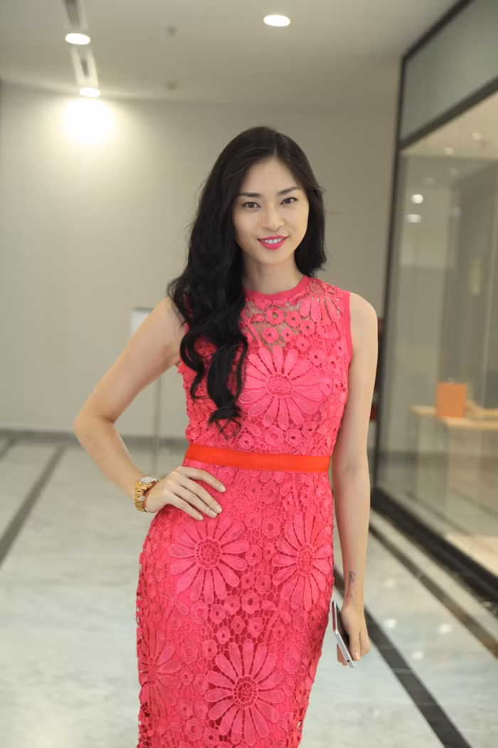 Tham gia sự kiện, cô diện chiếc váy màu hồng hết sức nữ tính và gợi cảm.