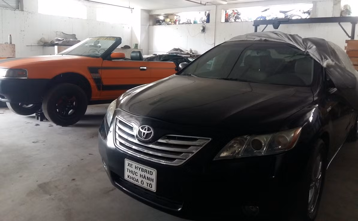 Chiếc xe hiệu Toyota Công nghệ Hybrid trị giá bạc tỷ cũng được đầu tư để sinh viên thực hành. Chiếc xe hiệu Toyota Công nghệ Hybrid trị giá bạc tỷ cũng được đầu tư để sinh viên thực hành.