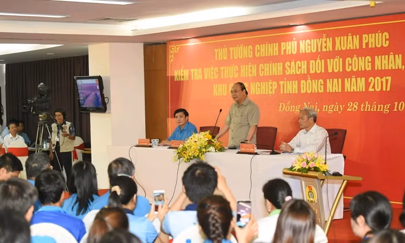 Thủ tướng kiểm tra, trực tiếp lắng nghe tâm tư nguyện vọng của công nhân. ảnh: VGP. Thủ tướng kiểm tra, trực tiếp lắng nghe tâm tư nguyện vọng của công nhân. ảnh: VGP.
