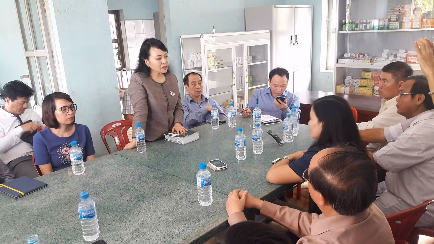 Bộ trưởng Bộ Y tế làm việc tại trạm y tế xã An Định- huyện Tuy An- tỉnh Phú Yên. Tại đây, Bộ trưởng đã tặng "nóng" trạm y tế 1 bộ máy tính và cho biết Bộ Y tế sẽ hỗ trợ toàn bộ kinh phí xây mới trạm y tế xã An Định tại địa điểm mới 2 tầng khang trang. ảnh: moh.gov.vn