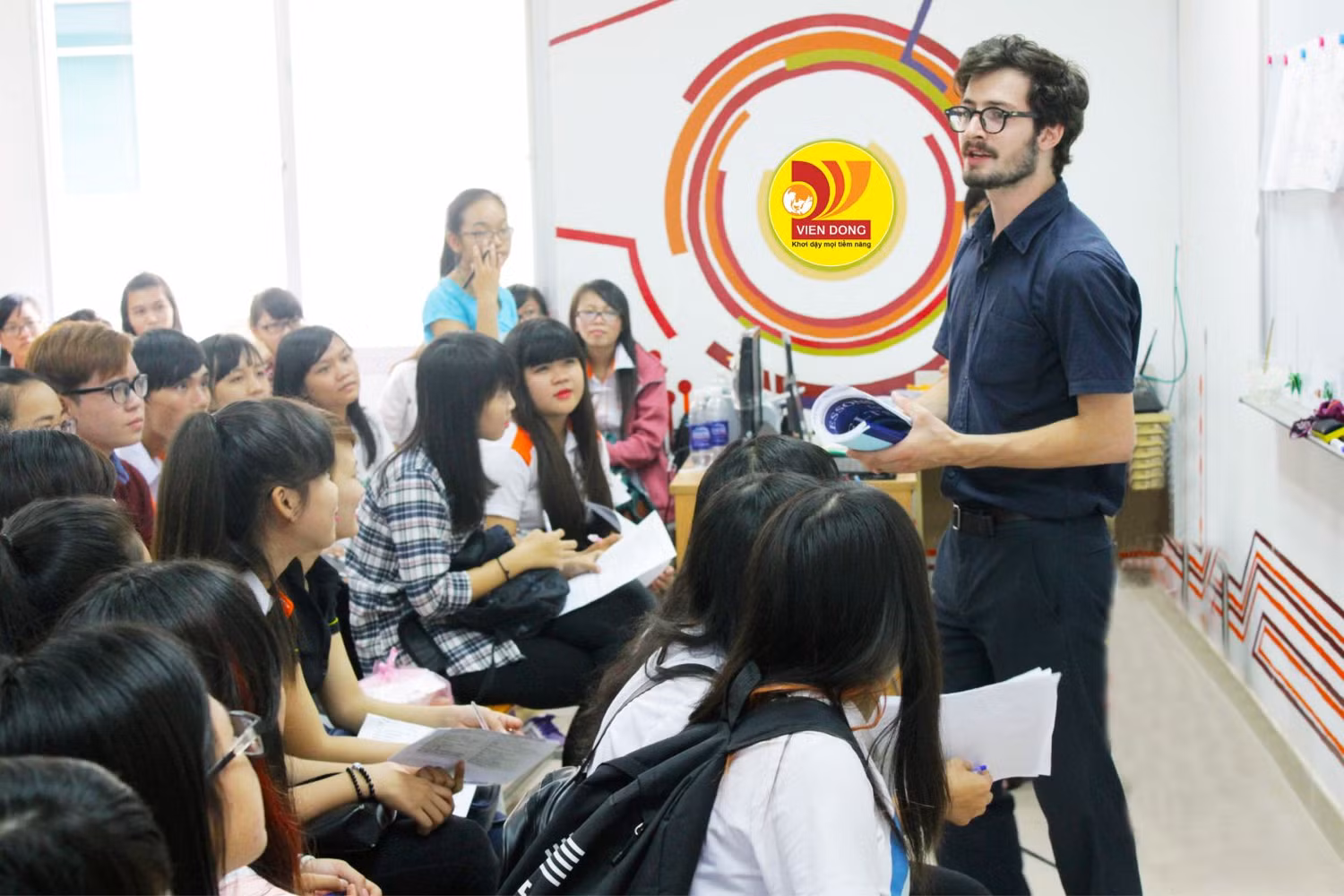 Ngoại ngữ luôn được chú trọng tại Cao đẳng Viễn Đông. Ngoại ngữ luôn được chú trọng tại Cao đẳng Viễn Đông.