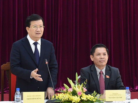 Phó Thủ tướng Trịnh Đình Dũng đề nghị Bộ trưởng Nguyễn Văn Thể ưu tiên chỉ đạo sớm hoàn thiện phương án mở rộng sân bay Tân Sơn Nhất theo phương châm nhanh nhất, ít tốn kém nhất, hiệu quả nhất. ảnh: vgp.