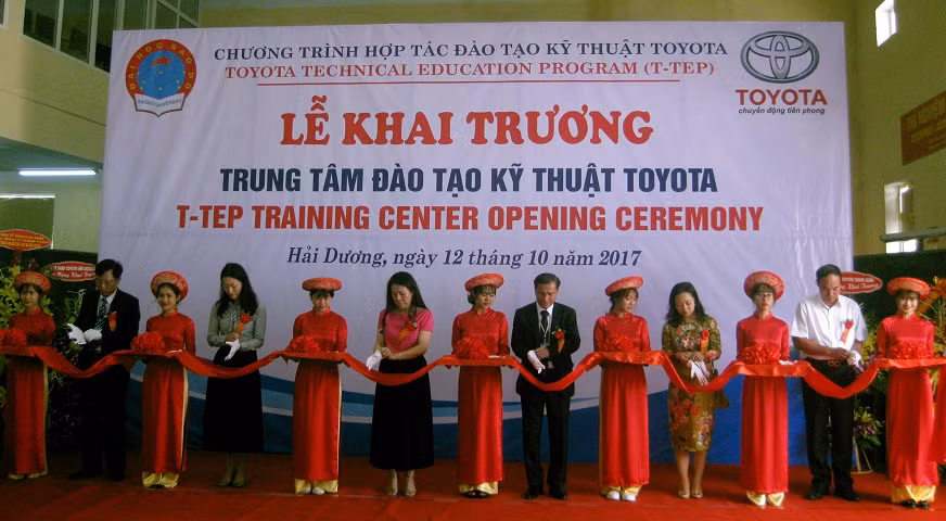 Đại diện Bộ Công thương, Tỉnh Hải Dương, Công ty Toyota Việt Nam và Trường Đại học Sao Đỏ cắt băng khai trương trung tâm đào tạo Toyota tại trường ĐH Sao Đỏ. Đại diện Bộ Công thương, Tỉnh Hải Dương, Công ty Toyota Việt Nam và Trường Đại học Sao Đỏ cắt băng khai trương trung tâm đào tạo Toyota tại trường ĐH Sao Đỏ.