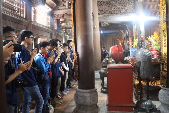 Thông qua những bài học trải nghiệm thực tế như vậy, học sinh hiểu rõ và trân trọng các giá trị lịch sử của dân tộc. ảnh: ngs.