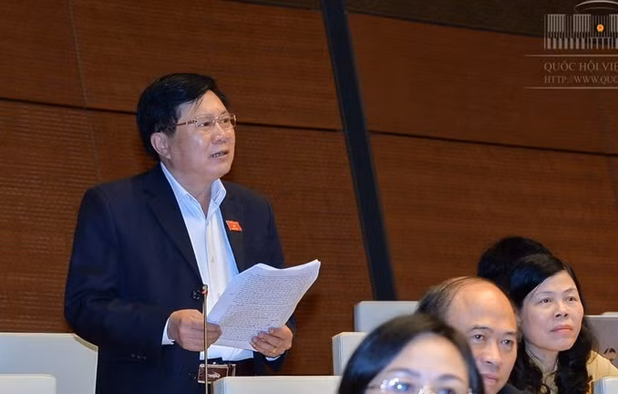 Đại biểu Quốc hội Cao Đình Thưởng đề nghị thận trọng khi giảm biên chế giáo dục và y tế. ảnh: Trung tâm thông tin Quốc hội.