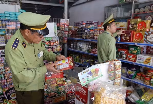 Kiểm tra thực phẩm, đảm bảo an toàn sức khỏe của nhân dân. ảnh: TTXVN.