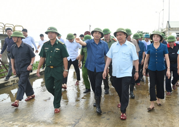 Thủ tướng thị sát, chỉ đạo hộ đê tại Ninh Bình. ảnh: vgp.