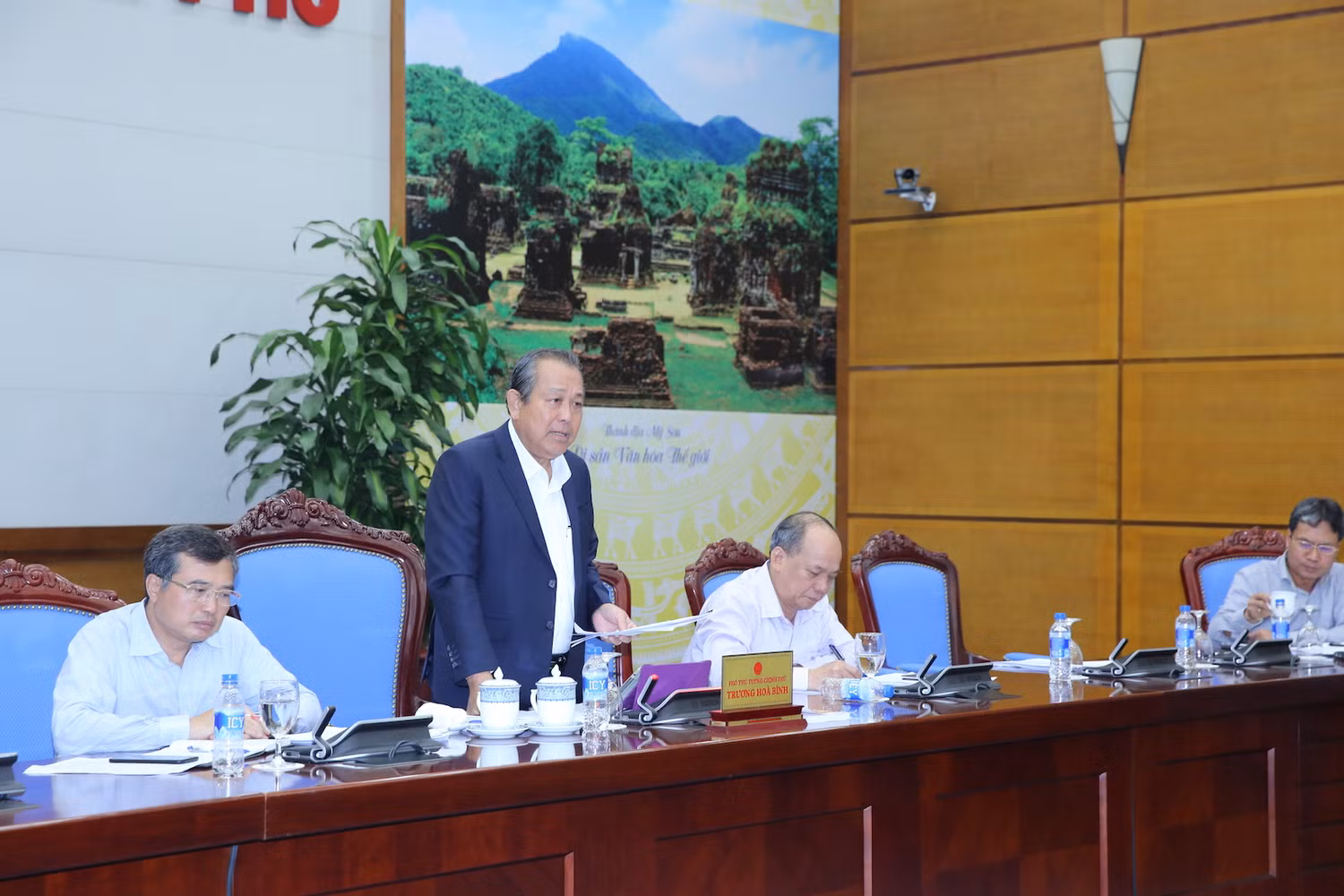 Phó Thủ tướng Trương Hòa Bình yêu cầu: Việc chi trả bồi thường và hỗ trợ này phải công khai, minh bạch, không để sót lọt cũng như không để xảy ra tiêu cực. ảnh: VGP. Phó Thủ tướng Trương Hòa Bình yêu cầu: Việc chi trả bồi thường và hỗ trợ này phải công khai, minh bạch, không để sót lọt cũng như không để xảy ra tiêu cực. ảnh: VGP.