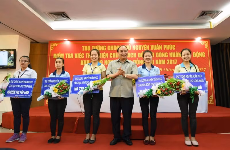 Thủ tướng Nguyễn Xuân Phúc trao quà cho các công nhân. - Ảnh: VGP/Quang Hiếu.