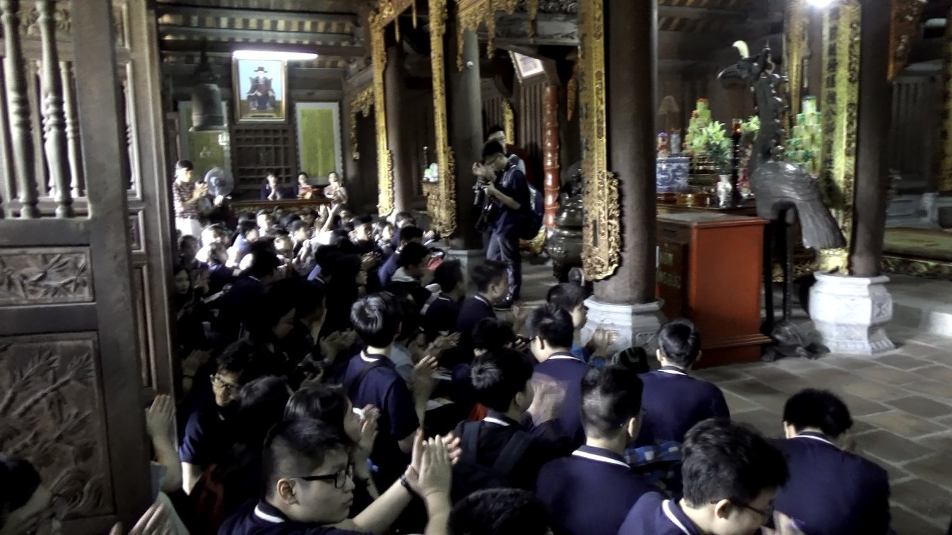 Học sinh trường Newton nghe giảng tại đền thờ Nguyễn Trãi. ảnh: ngs. Học sinh trường Newton nghe giảng tại đền thờ Nguyễn Trãi. ảnh: ngs.