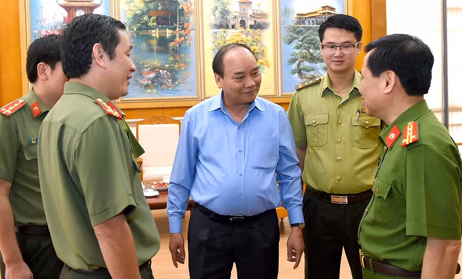 Thủ tướng trao đổi với lực lượng công an, kiểm lâm bên lề hội nghị. ảnh: vgp.