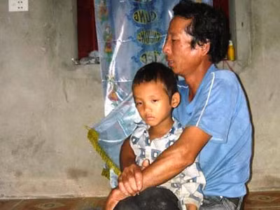 Anh Thao thẫn thờ bên đứa con trai út
