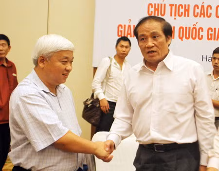 Tuy chỉ là nhân vật số 2 tại ACB, sau ông Trần Mộng Hùng, nhưng danh tiếng của ông Kiên còn nổi hơn hầu hết các thành viên khác của ACB vì các thành tích liên quan đến bóng đá VN. Ông là người có nhiều cống hiến cho bóng đá Việt Nam, là cổ đông của Eximbank, đơn vị tài trợ cho V-league ở giải đấu 2010-2011. Tuy chỉ là nhân vật số 2 tại ACB, sau ông Trần Mộng Hùng, nhưng danh tiếng của ông Kiên còn nổi hơn hầu hết các thành viên khác của ACB vì các thành tích liên quan đến bóng đá VN. Ông là người có nhiều cống hiến cho bóng đá Việt Nam, là cổ đông của Eximbank, đơn vị tài trợ cho V-league ở giải đấu 2010-2011.