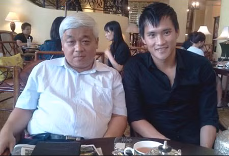 Bầu Kiên (trái) và cầu thủ Công Vinh. Bầu Kiên (trái) và cầu thủ Công Vinh.