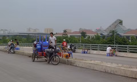Chiều xuống là lúc các quán nước kê bàn, ghế trên mặt cầu để chuẩn bị bán nước Chiều xuống là lúc các quán nước kê bàn, ghế trên mặt cầu để chuẩn bị bán nước