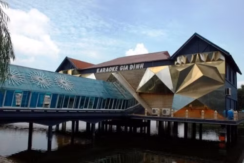 Thống kê cho thấy, trong công viên Tuổi trẻ có 5 công trình kiên cố, như: Nhà hàng đa năng, nhà dịch vụ sân tennis, nhà hàng Tuổi trẻ và nhà kho, 4 sân tennis có mái che và 5 sân tennis không có mái che, sân bóng đá, bãi đỗ trông giữ xe.