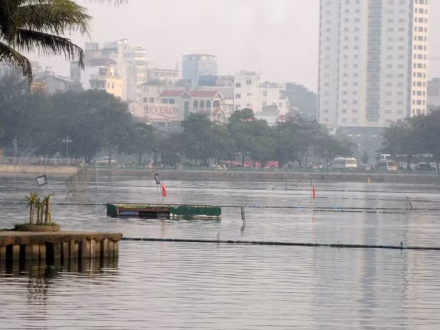 Phần lớn thuyền nổi, nhà nổi trên mặt hồ Tây (Hà Nội) đều bị phát hiện sai phạm như lấn chiếm diện tích mặt hồ, sử dụng sàn nổi không giấy phép. Các thuyền không có hệ thống xử lý nước thải mà xả trực tiếp xuống hồ. Ngoài ra, thuyền thiên nga, thuyền vịt, thuyền chèo tay được thả trên mặt hồ Tây với mật độ dày đặc. Ảnh: Một góc hồ Tây phía giáp với đường Yên Phụ trở nên lộn xộn với chi chít cọc và thùng phi nổi.