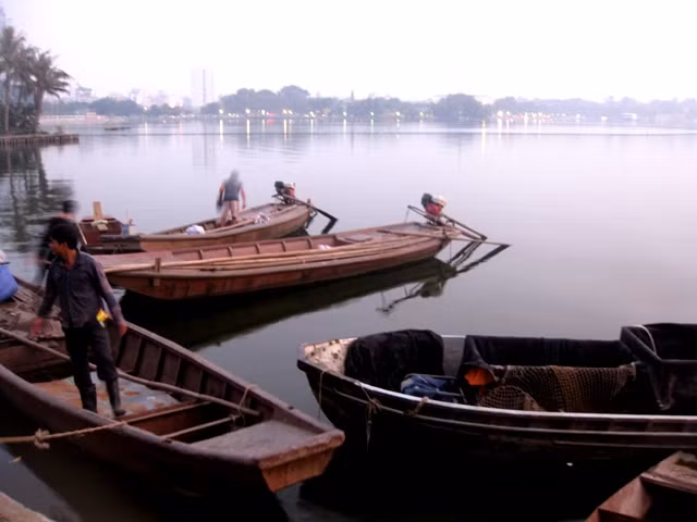 Nhiều chiếc thuyền neo đậu như thế này khiến hồ Tây trở nên nhếch nhác.