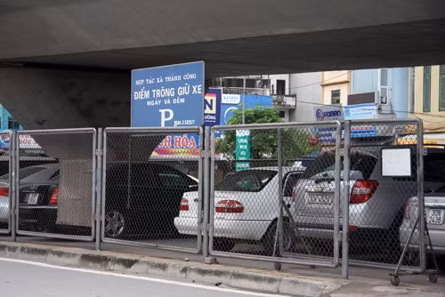 Không chỉ công viên, bất chấp quy định về quản lý và bảo vệ kết cấu hạ tầng giao thông đường bộ, các đơn vị vẫn lập hàng rào, dựng biển trông giữ ô tô, xe máy tại hầu hết khuôn viên dưới gầm các cây cầu vượt.