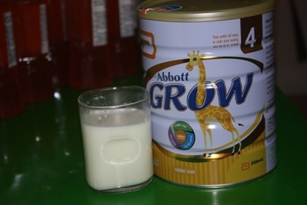 Hộp sữa mà con chị Thu đã uống hết 1/2 bị vón cục và nổi chấm đen. Hộp sữa mà con chị Thu đã uống hết 1/2 bị vón cục và nổi chấm đen.