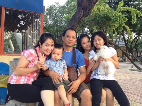 Anh Tuấn và vợ, diễn viên Nguyệt Hằng cùng các con Anh Tuấn và vợ, diễn viên Nguyệt Hằng cùng các con