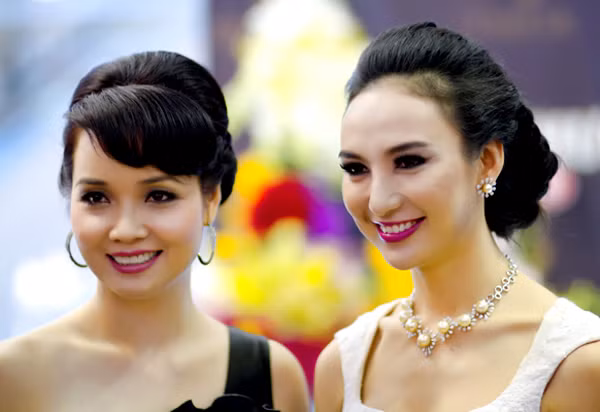 Khoe sắc cùng Mai Thu Huyền Khoe sắc cùng Mai Thu Huyền