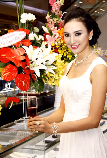Cô tự tin khoe vẻ quý phái trước ống kính Cô tự tin khoe vẻ quý phái trước ống kính